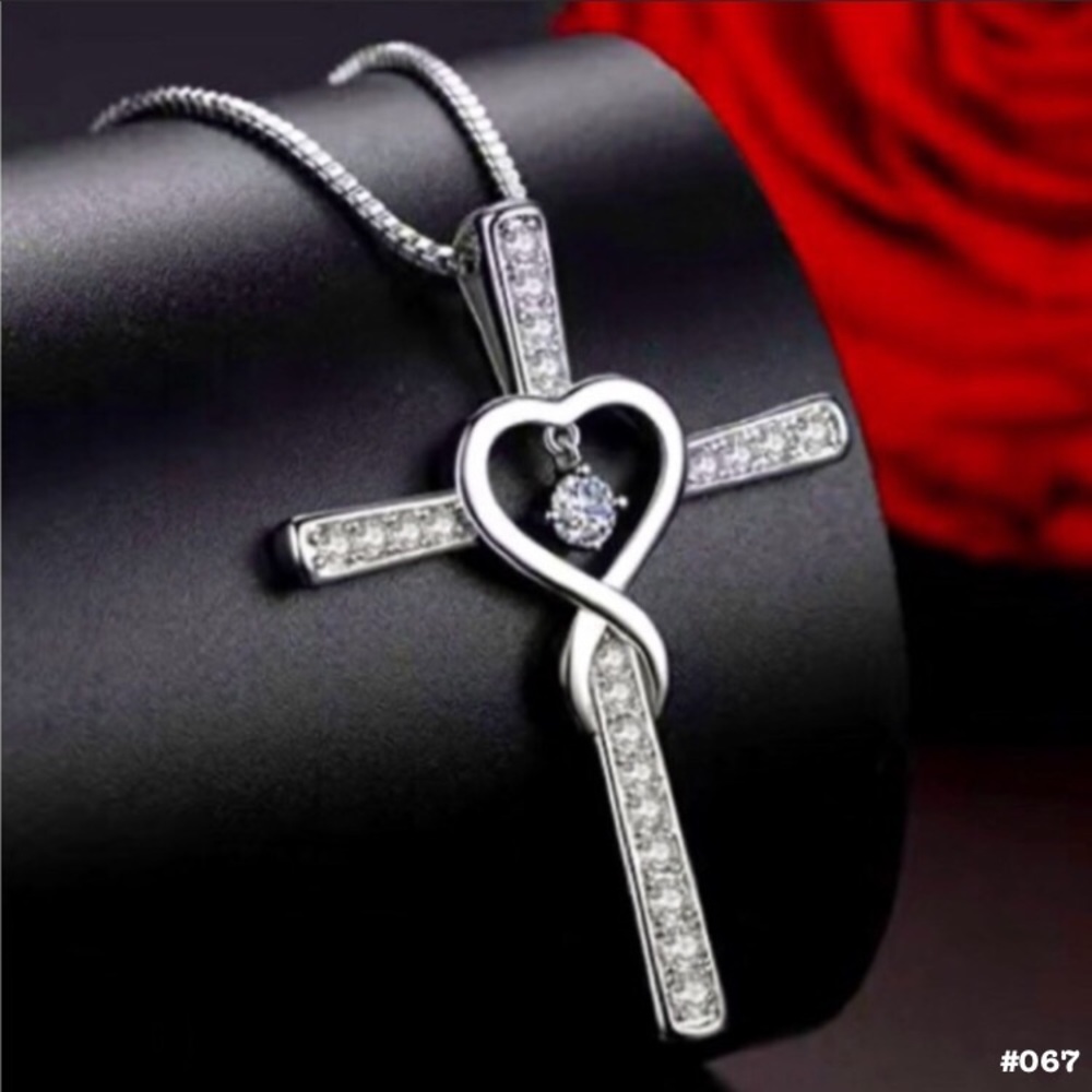 👩🏼🎤Crucifix Pendant Necklace - Picture 2 of 3